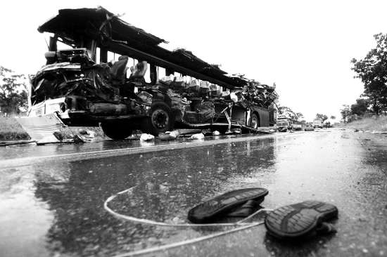 现场 重大交通事故/这是3月17日拍摄的巴西米纳斯吉拉斯州重大交通事故现场。