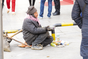 记者 李晓阳 摄   千华网讯(记者王义)天气逐渐转暖,职业乞丐再现