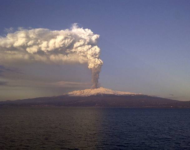 意大利埃特纳火山四次喷发 浓烟伴随火山灰(组图)(1)