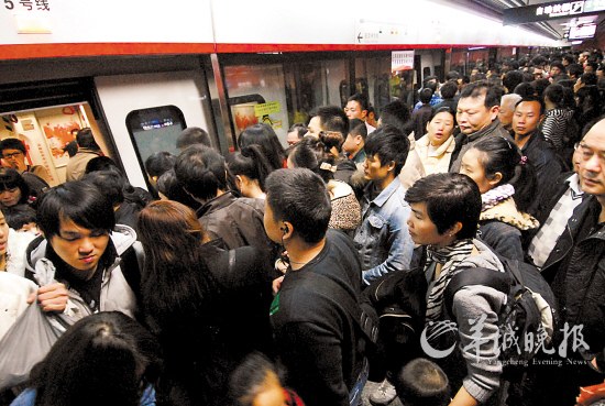 广州地铁高峰时段非常拥挤 羊城晚报记者 朱文海 摄