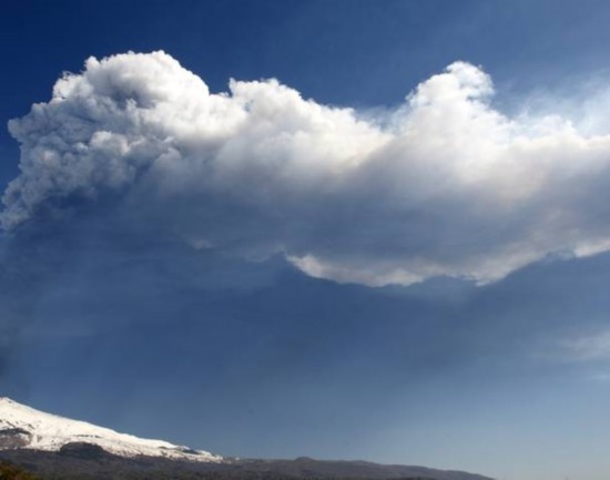 意大利南部西西里岛的埃特纳火山喷出大量的火山灰