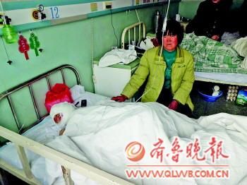 被狼咬伤的刘楠躺在病床上。本报记者李淼摄