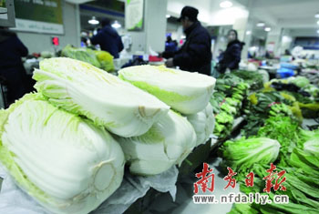 连绵阴雨令本地蔬菜失收，农贸市场上很多青菜是外地运来的。 新华社发
