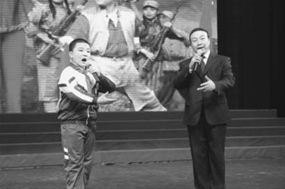 图为曹清俊右、曹东立表演京剧《穷人的孩子早当家》。