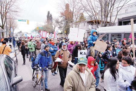 温哥华500人游行反种族歧视 华裔参与争取权益