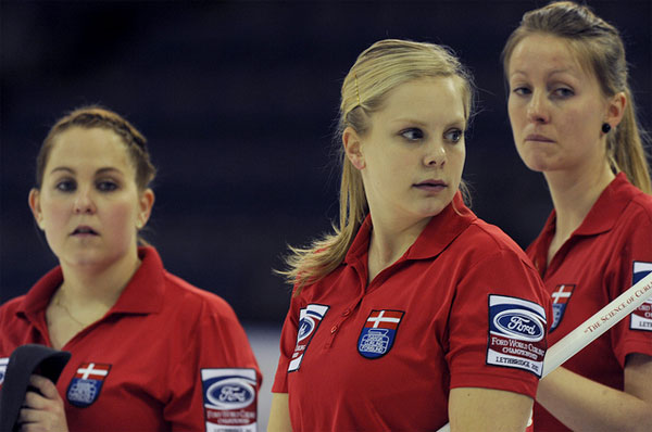 日,2012年女子冰壶世锦赛在加拿大的莱斯布里奇(lethbridge)继续进行