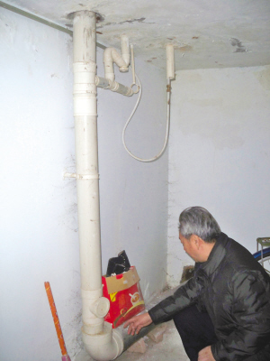 地下室下水管道6年来一直在渗水.