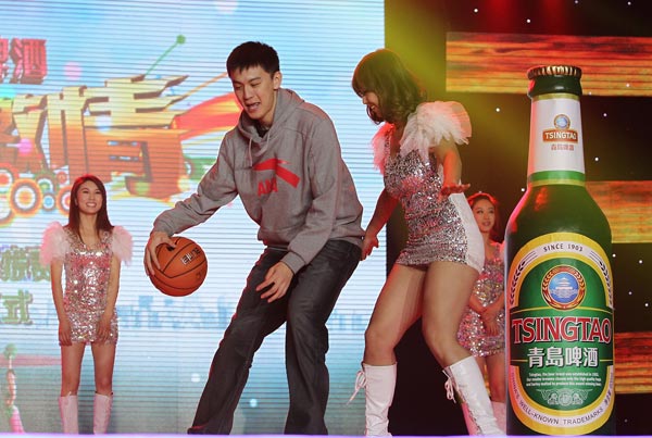 辽宁三少戏配啦啦宝贝 杨鸣称美女助阵可进决赛
