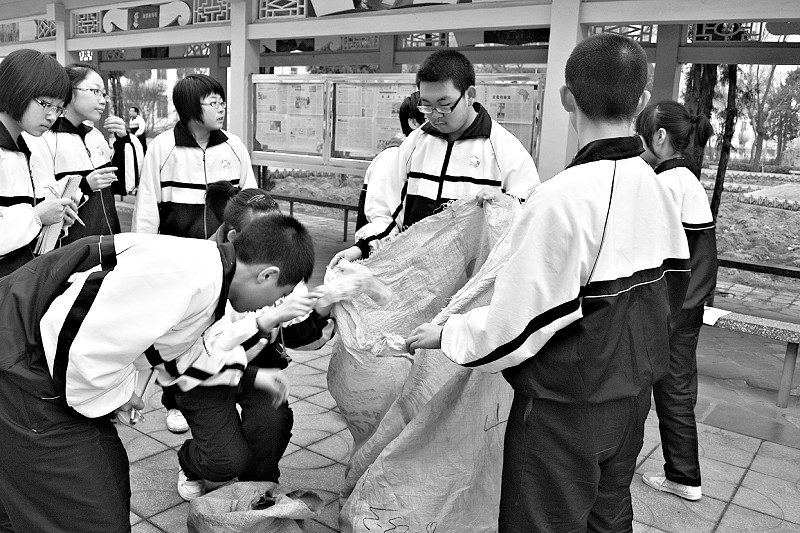 忻州一中:小蚂蚁组织校服接力(组图)