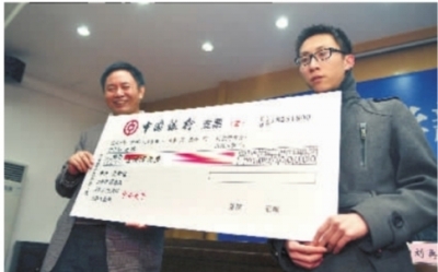 3月20日,中南大学,数学奇才刘路(右)破格被中