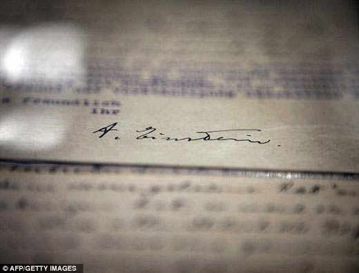 爱因斯坦著名公式手稿版和情信首次向公众展示