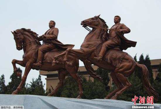 资料图：朝鲜2月14日在平壤万寿台创作社举行已故国家主席金日成和金正日铜像揭幕仪式。