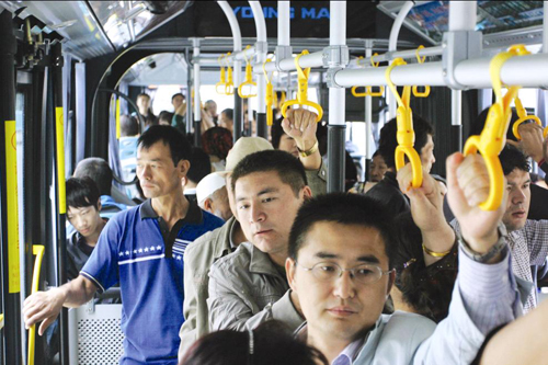 【深度焦点】公交车:你能挤下多少人(组图)
