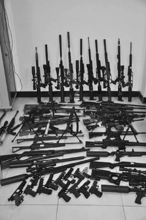 房间里堆满各种枪支,堪比军火库.