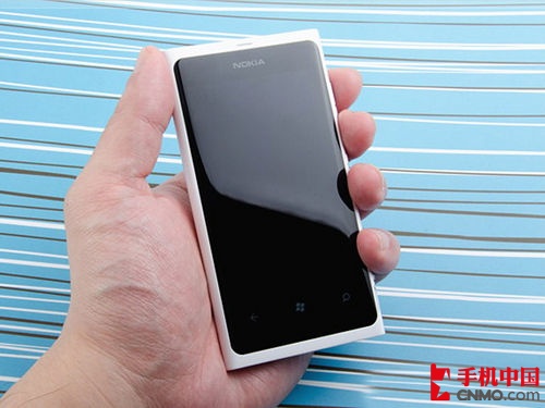 诺基亚Lumia 800正面图片