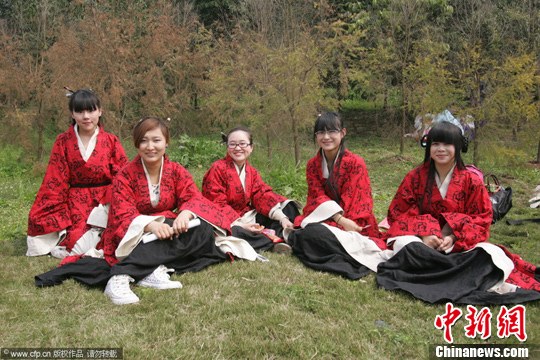 穿汉服弹古琴(图)图片
