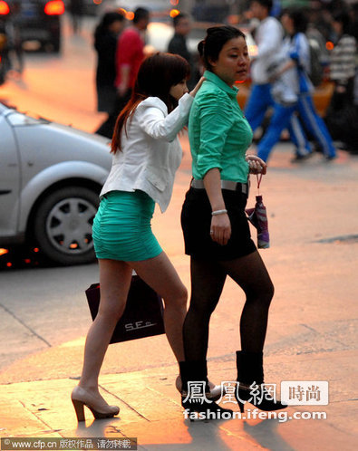 贵阳女人提前过夏天超短裙成街头特殊大全(组头像风景情侣动态性感图片