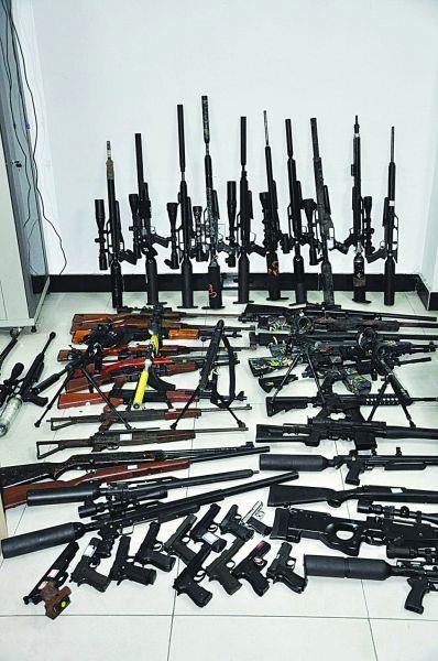 警方查获的各类非法枪支足以武装一个"加强连".