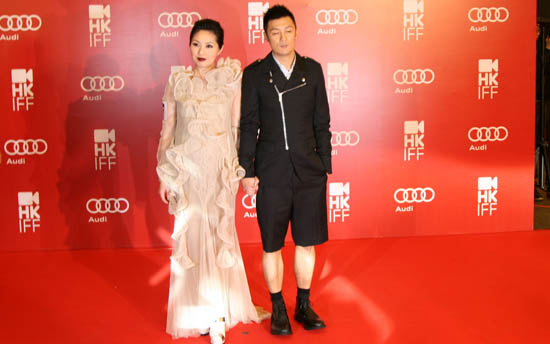 香港明星杨千嬅(左)和余文乐携手走红地毯