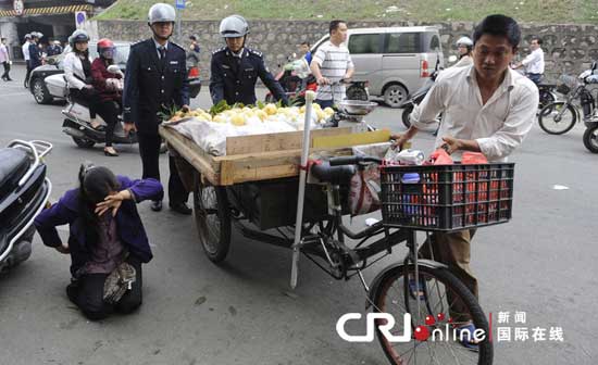 广东中山城管扣占道车摊 商贩跪地“抗议”图 搜狐新闻 8690