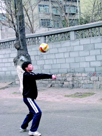 学生在考排球垫球。(卢玉林摄)