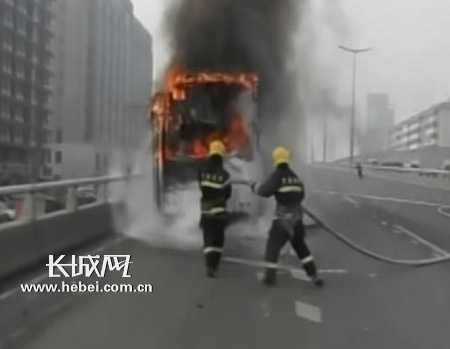 李嘉深/天津紫金桥上一辆大客车行驶中突然起火。长城网李嘉深摄
