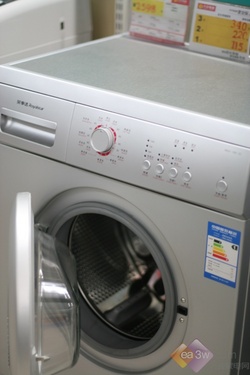 功能上来看，具备了主流的15种洗涤程序，特殊的儿童呵护程序、经济洗程序、防皱程序等人性化应用设计，使这款低端滚筒洗衣机简单实用。