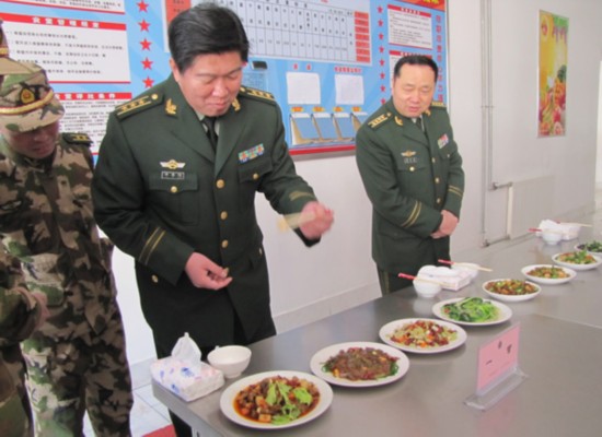 厨艺大比拼 武警8633部队组织"精品菜"评比(组图)