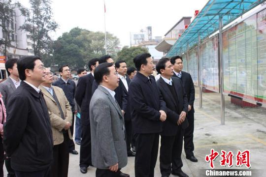 广西创新县委权力监督机制 党政官员接受民众质询(组图)