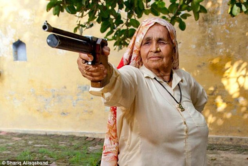 印度78岁老妇击败军警 成世界最老女神枪手(图