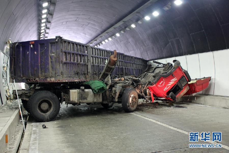 内蒙古通辽市发生3车相撞事故 3人死亡(组图)