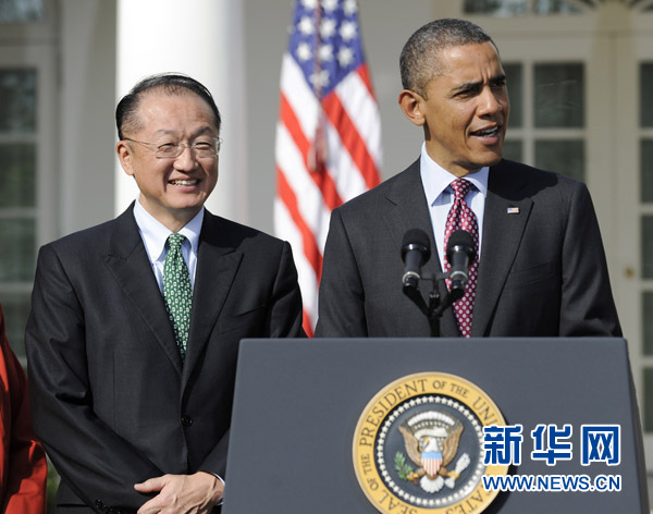 3月23日，在美国华盛顿，美国总统奥巴马（右）提名韩裔美籍医学教授、美国达特茅斯学院校长金辰勇（左）接替佐利克，担任世界银行下任行长。新华社记者张军摄