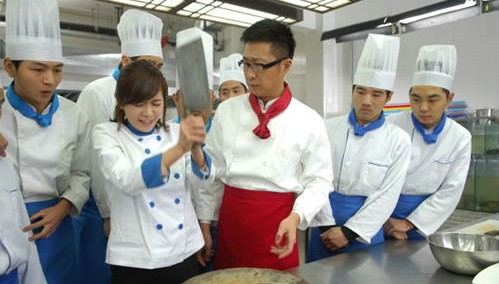 本人厨师,学徒三年了今年在师傅介绍下在师兄这里上班,现在师傅包了个