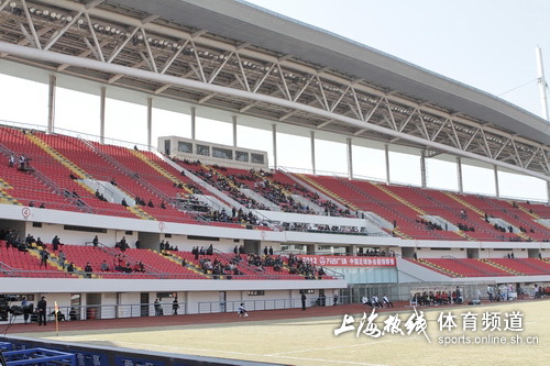 申鑫回沪首战上座率低 金山体育场看台空旷(组