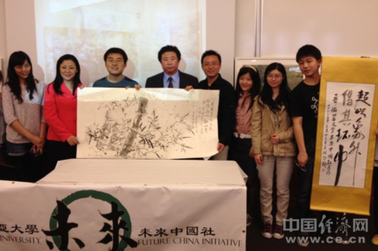 王林旭在演讲中介绍了中国书画艺术的起源、特征和发展史，他本人从具象到抽象再上升到“超象”的艺术创作和创新历程。中国经济网记者刘宇/摄