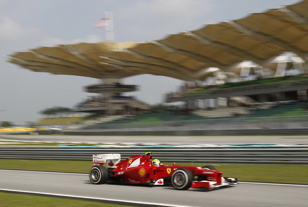 图文:F1马来西亚站排位赛 马萨驶入维修区