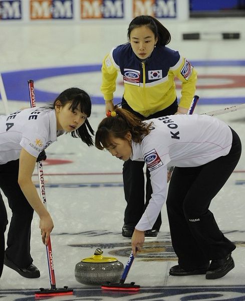 图文:冰壶世锦赛瑞士9-6韩国韩国队比赛中
