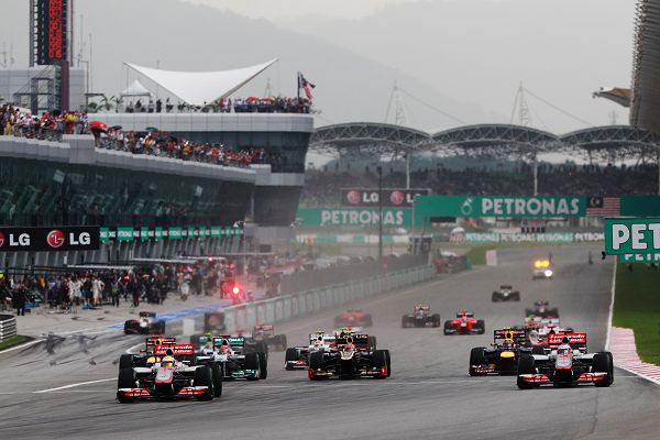 图文:2012F1马来西亚站正赛 比赛精彩画面