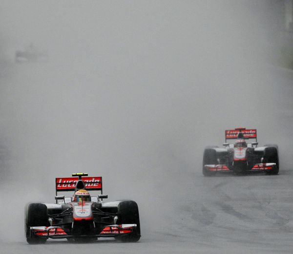 图文:2012F1马来西亚站正赛 赛道上笼罩雨雾