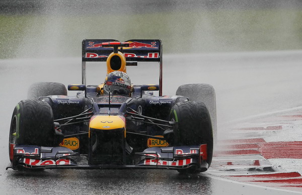 图文:F1马来西亚大奖赛正赛 维特尔雨中过弯