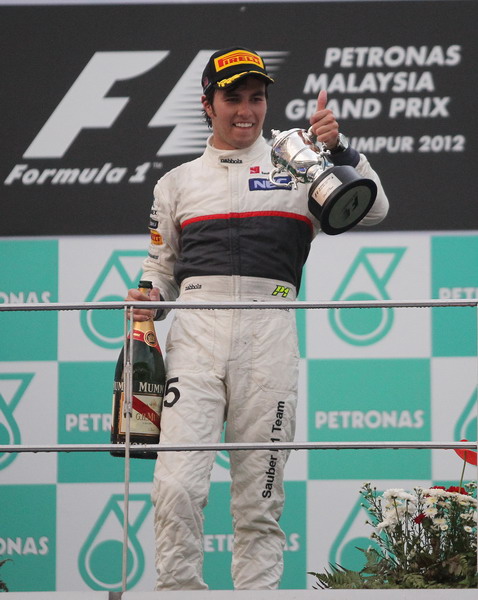 图文:F1马来西亚大奖赛正赛 领奖台上的佩雷兹