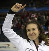 图文：2012女子冰壶世锦赛 希瑟-诺丁庆祝夺铜