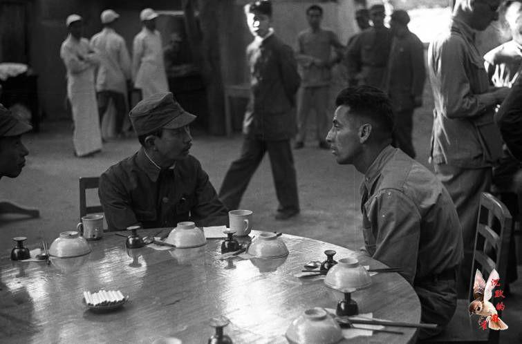 1944年,延安中国,中国共产党的重要领导人和西方军事官员合影.