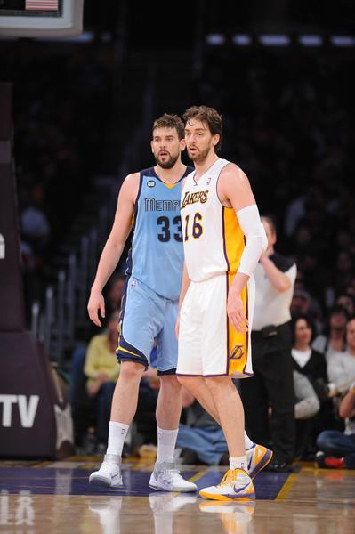 图文:[nba]灰熊胜湖人 加索尔兄弟场上相遇