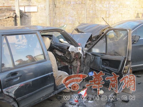 本报榆林讯(记者闫瑜)3月23日下午5时30分，210国道米脂县境内发生一起3车相撞事故，一辆桑塔纳轿车内祖孙三人死亡，小孙女年仅6岁，另外3名乘客受伤。