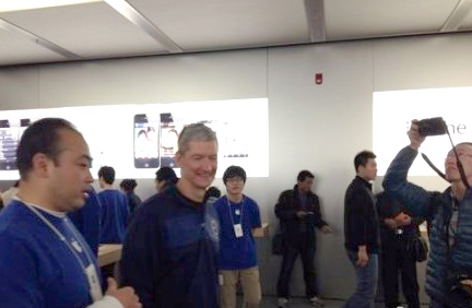 苹果CEO 蒂姆·库克今日上午出现在北京西单大悦城苹果零售店。