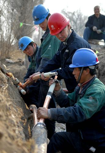 3月26日,天津电力员工在进行35千伏电缆中间接头施工作业.