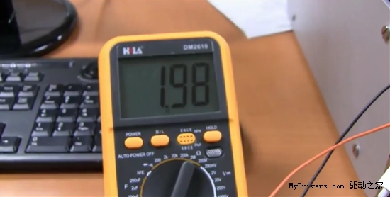 而在开始充电后，仪器显示耗电量降低到1.83A左右，依然相当高。