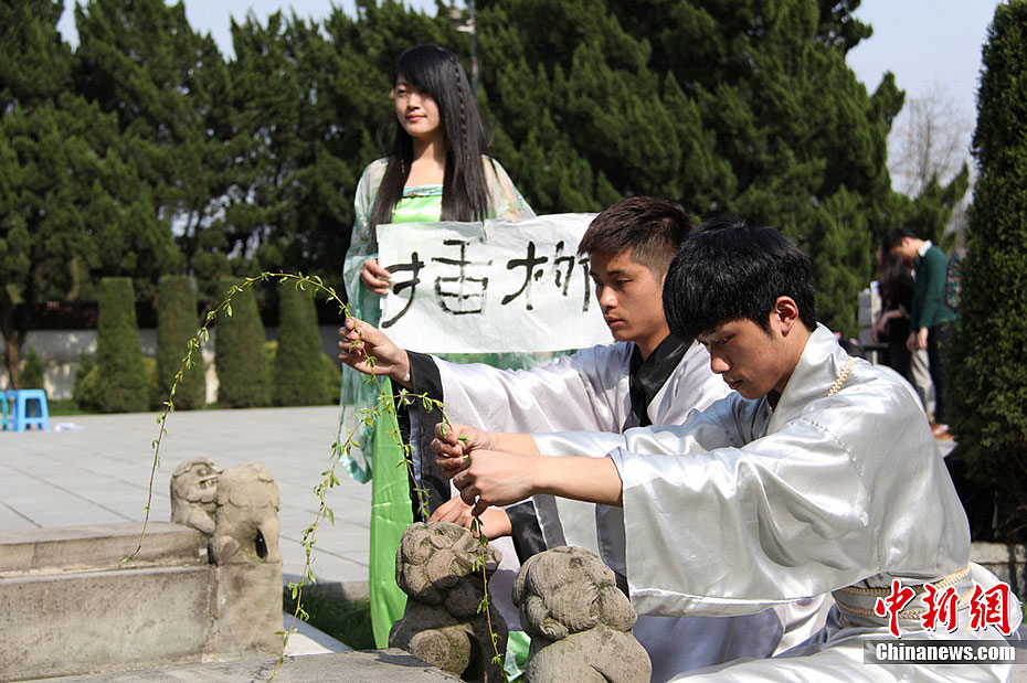 浙江大学生行为艺术呼吁文明祭扫(高清组图)