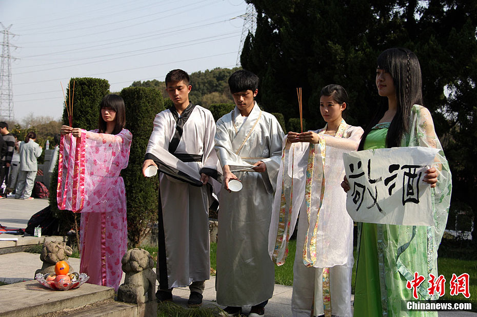 浙江大学生行为艺术呼吁文明祭扫(高清组图)